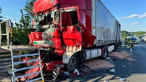 Mit Video Lkw Unfall Auf A Sorgt F R Stundenlange Sperrung