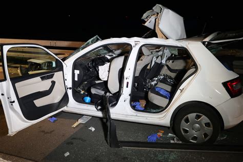 Unfall Auf A9 In Bayern Skoda Kracht In Sattelzug Frau Von Rettern