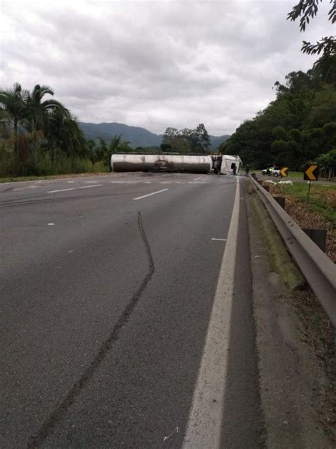 Carreta produto químico perigoso tomba em Cajati neste domingo