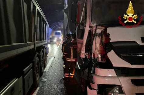 Scontro In Galleria Tra Due Camion E Un Auto Rotoli Di Carta Lungo L