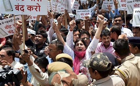 Aap Workers Show Up Outside Election Commission Office Ramp Up Anti