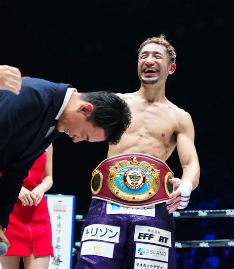 ＜wboアジアパシフィックライト級タイトルマッチ 吉野修一郎・中谷正義＞勝利インタビューで名前を間違え深々と頭を下げる木村アナに笑顔で対応する