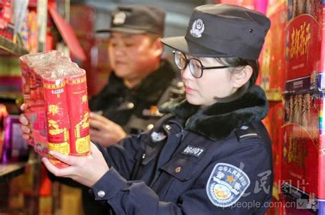 江苏海安：开展烟花爆竹安全检查 人民图片网