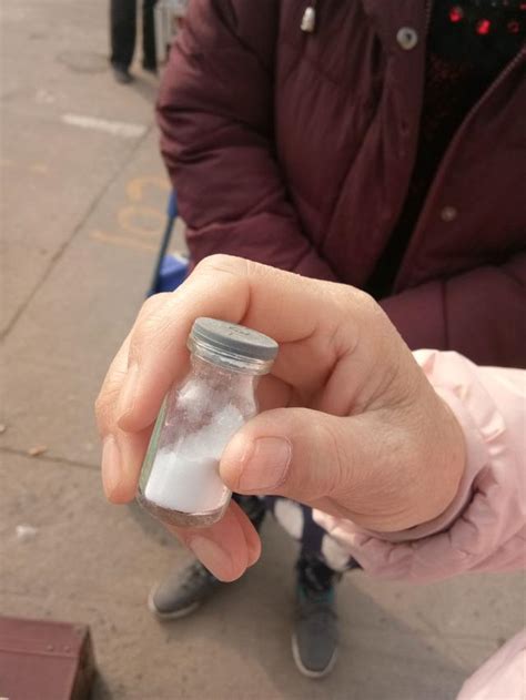 農村大集上這人聲稱祖傳秘方治百病，光瓶藥還真有不少人購買 每日頭條