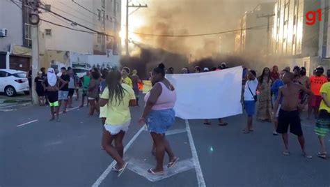 Vídeo Manifestantes bloqueiam Avenida Octávio Mangabeira em Salvador