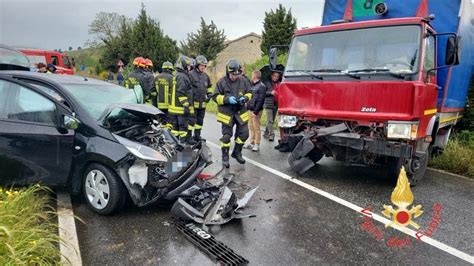 Grave Incidente Nel Catanzarese Frontale Tra Due Auto Tre Feriti Uno