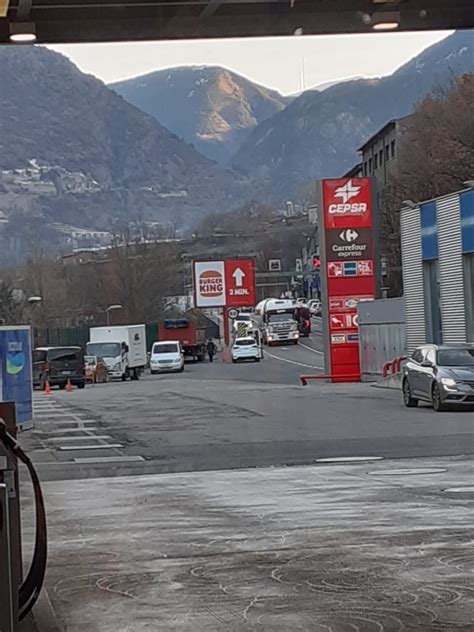 Mor un patinador en ser atropellat per un camió després de caure a l