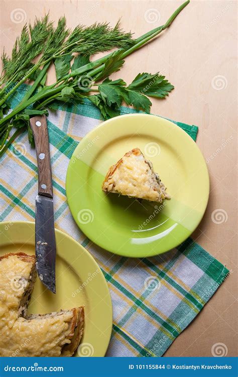 Pedazo De Empanada De Las Crepes Con Las Setas Y La Carne Del Pollo En