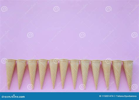 Cone De Gelado No Fundo Cor De Rosa Foto De Stock Imagem De Produto