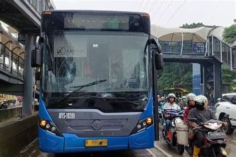 Foto Kecelakaan Beruntun Di Jalan Daan Mogot Kaca Bus Transjakarta