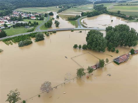 Unwetter und Überflutungen: Wann man von der Arbeit fernbleiben darf