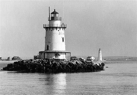 Saybrook Breakwater (Saybrook Outer) Lighthouse, Connecticut at Lighthousefriends.com