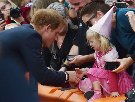 Photos Le Prince Harry Aux Petits Soins Avec Les Enfants Public Fr