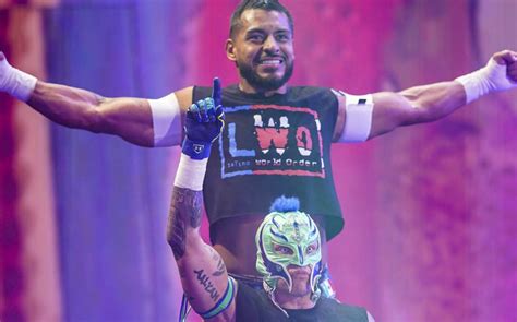 Rey Mysterio Y Santos Escobar Ganan En El Evento Estelar De Smackdown