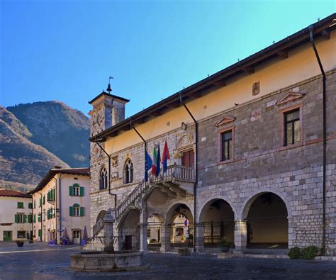 Venzone Il Borgo Di Venzone In Friuli