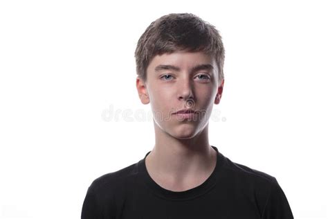 Retrato Del Cuerpo Entero De Un Adolescente Masculino Sonriente Foto De