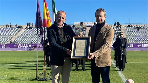 El Alcalde De Ja N Recibe De Manos Del Presidente Del Real Ja N El