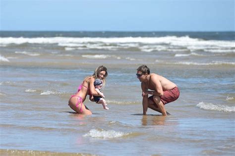 A Cuatro Meses De Ser Mam Floppy Tesouro Deslumbr Con Su Figura En Bikini Infobae