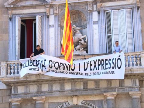 Una Pancarta Reivindicant La Llibertat Dopini I Dexpressi Relleva