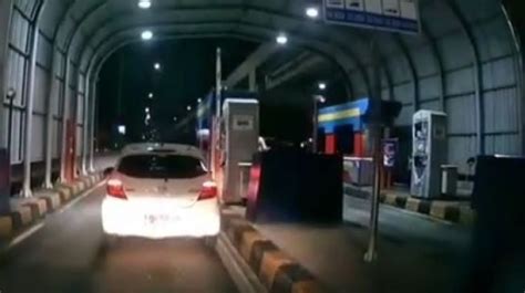 Viral Aksi Pemobil Di Pintu Tol Tuai Kritikan Nggak Ada Akhlak