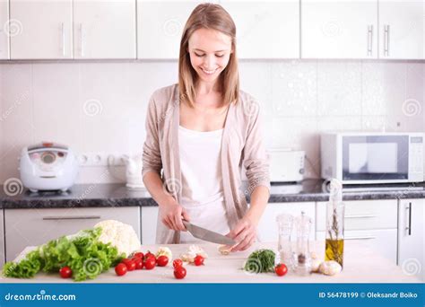 Jeune Femme Faisant Cuire Dans La Cuisine Image Stock Image Du Intérieur Lifestyle 56478199