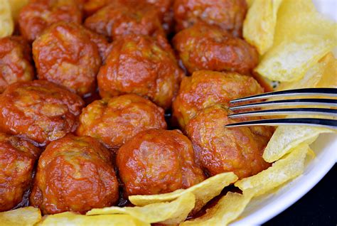 Receta de albóndigas con tomate y patatas fritas Cocina