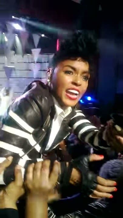 Janelle Monae Crowd Surf At Vh1 Superbowl Blitz Performance Youtube