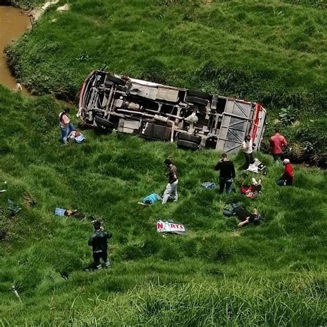 5 muertos y más de 30 heridos por bus que se fue a un abismo en la vía