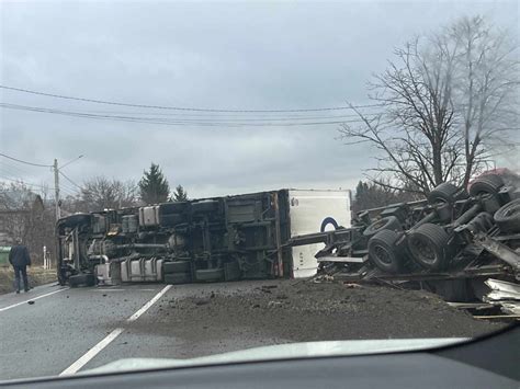 Trafic rutier blocat pe DN 17 la Stroiești după ce un autocamion s a