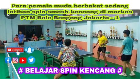 Para Pemain Muda Berbakat Sedang Latihan Spin Smesh Kencang Di Markas