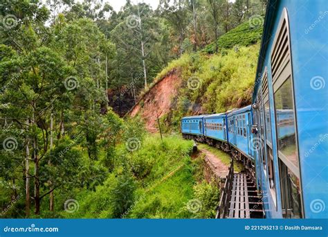 Tren De Colombo A Badulla En Las Tierras Altas De Srilanka Imagen De