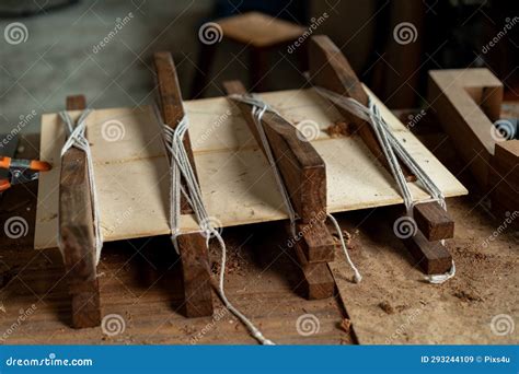 Corbatas Luthier De Guitarra Empuja La Cu A Para Unirse A Las Tablas De