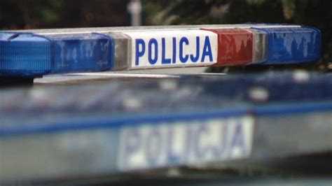 Wypadek na drodze koło Sukowa Obok rozbitego auta policjanci zastali