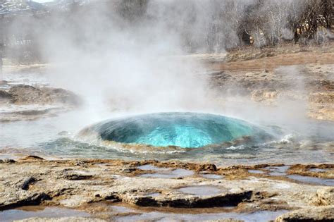 Géiser Fuente Termal Que Emite Chorros De Agua Caliente Y Vapor