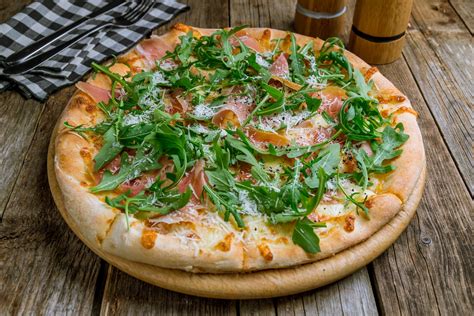 Pizza Prosciutto E Rucola Rezept