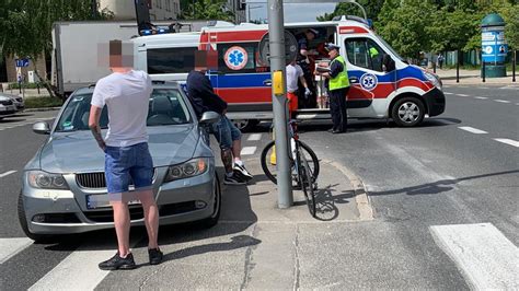 Warszawa Zderzenie na Muranowie Rowerzysta trafił do szpitala TVN