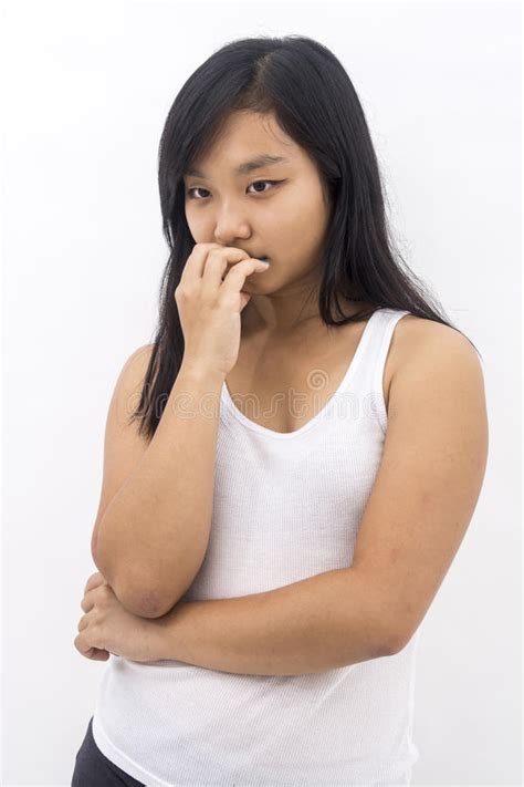 被隔绝的背景认为的逗人喜爱的亚裔女孩 库存照片 图片 包括有 表面 日语 目录 分集 逗人喜爱 51918142