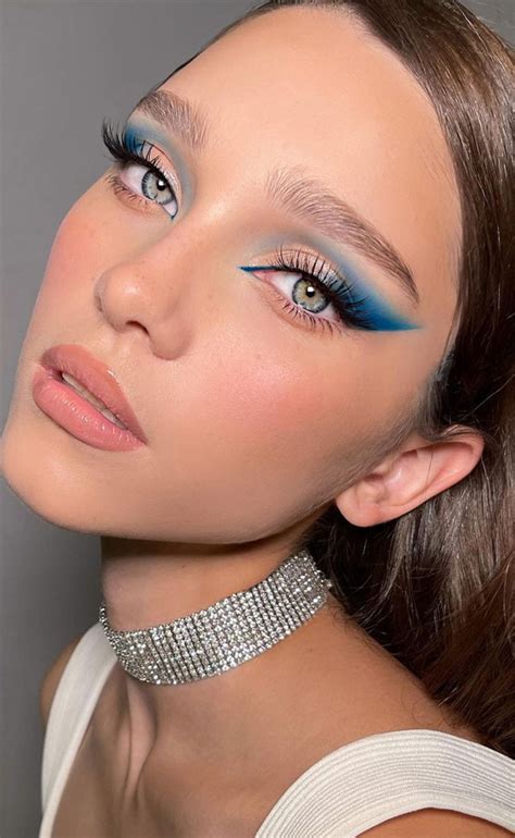 35 Cool Makeup Looks Thatll Blow Your Mind Nude And Bright Blue