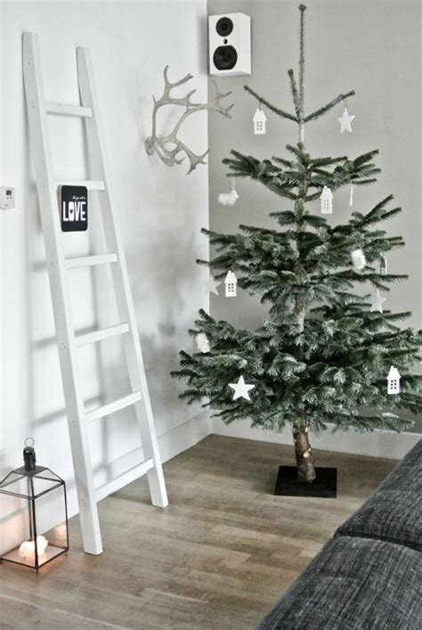 25 Simple And Minimalist Christmas Tree Decorations | HomeMydesign