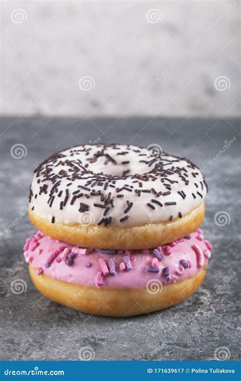 Donuts Deliciosos Cozidos Migalha De Pastelaria Em Fundo De