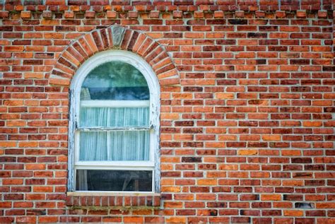 Fotografía completa de una ventana en la pared de ladrillo de un