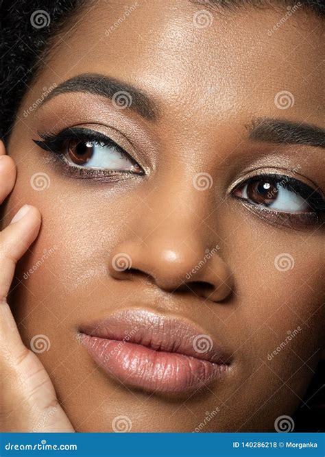 Jeune Belle Femme Touchant Son Visage Photo Stock Image Du Eyeshadow