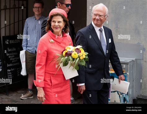 El Rey Carl Xvi Gustaf Y La Reina Silvia De Suecia Asisten A Un