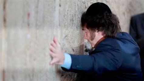 El presidente Javier Milei lloró en el Muro de los Lamentos antes de