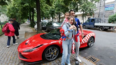 Na berlinskim ulicama pažnju je privukao Ferrari ukrašen hrvatskim