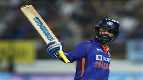 Sunil Gavaskar Supports Dinesh Karthik கம்பீரை பேட்டால் வெளுத்த