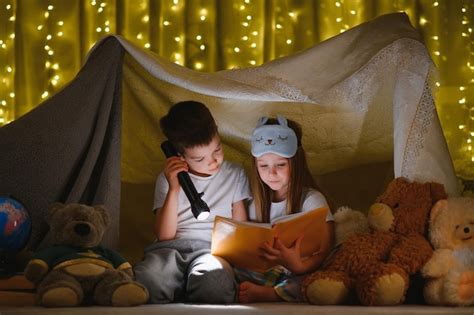 Jogos De Leitura E Família Na Tenda Infantil Menino E Menina Com Livro