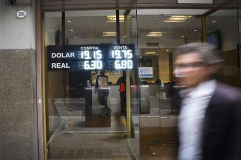 El Dólar Rozó Los 20 Pesos Empujado Por Una Fuerte Demanda Minorista