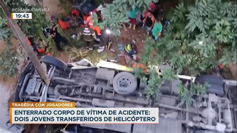 Corpo de jogador morto em acidente de ônibus é enterrado na Baixada