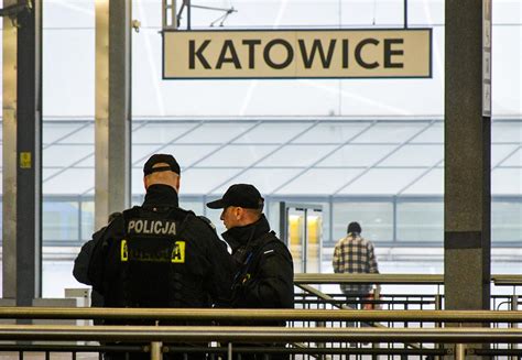 Opóźnione pociągi mnóstwo policjantów Chaos na dworcu PKP w